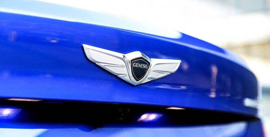 Логотип Genesis G70 3.3T 2017 года  (KR) (фото 62 из 86)